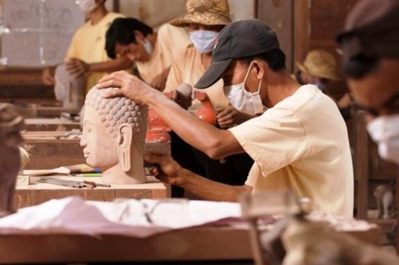 https://www.siem-reap.asia/images/artisans/Sculpteur-Cambodgien-580.jpg